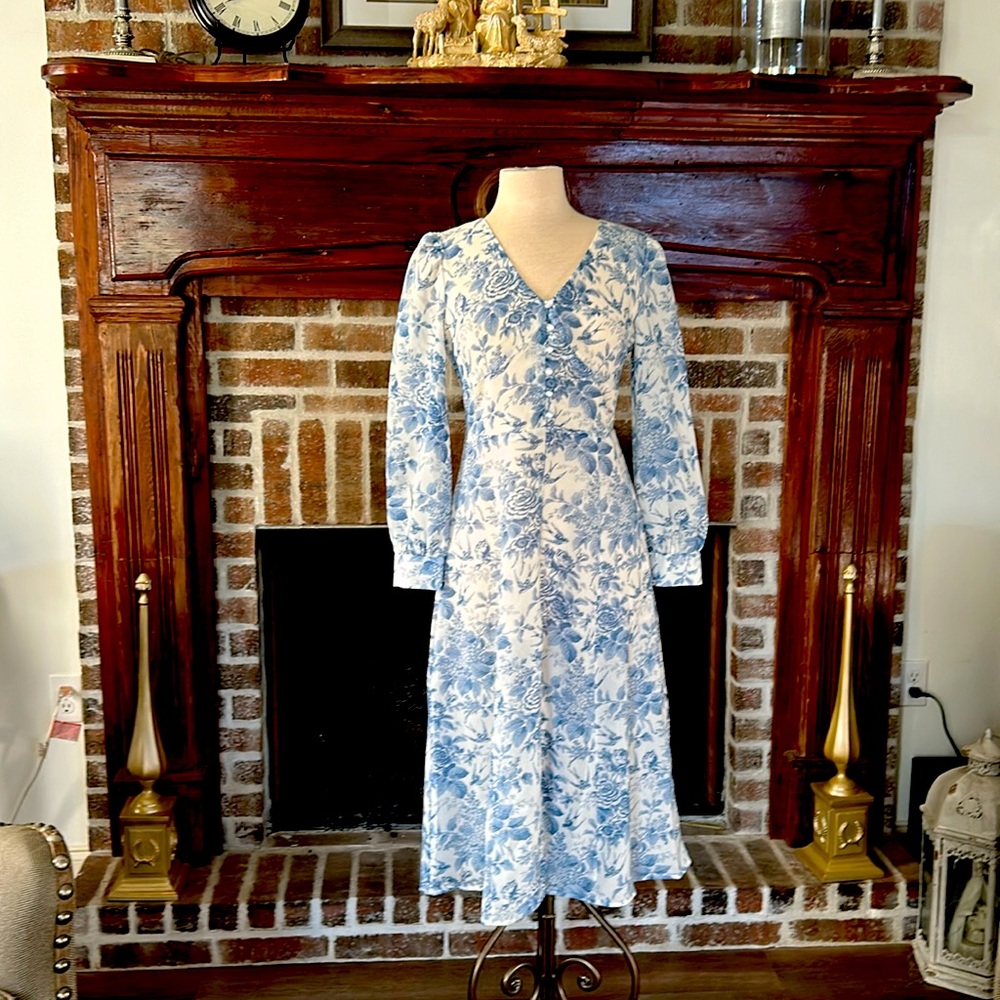 Blue Floral size L , new, blue floral chiffon fabric with cream polyester lining